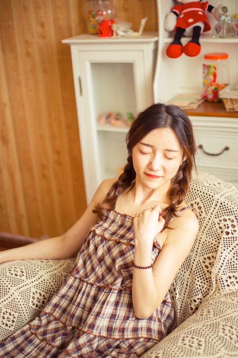 麻花辫美女吊带连衣裙清新甜美私房写真 极品美女私密写真图片