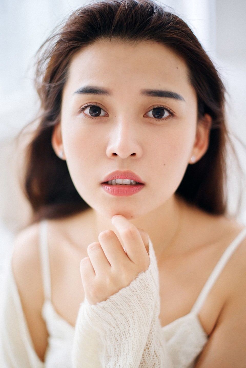 长发美女吊带香肩床上慵懒随性私房写真 极品美女私密写真图片