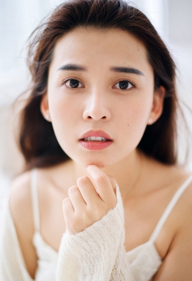 长发美女吊带香肩床上慵懒随性私房写真 极品美女私密写真图片