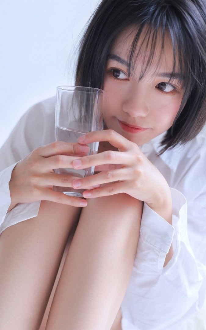 短发美眉眉清目秀唇红齿白室内个人写真 极品美女私密写真图片