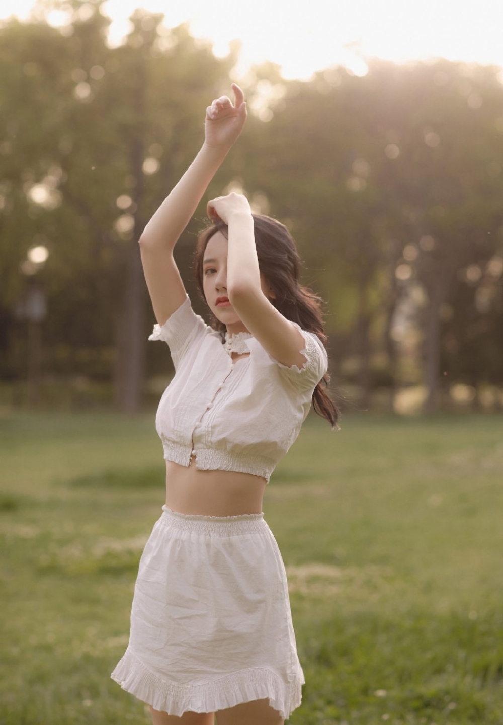 卷发美女露脐装超短裙小蛮腰大长腿写真 极品美女私密写真图片