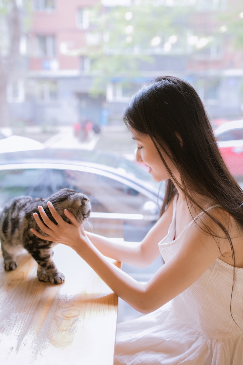 长发美女漂亮脸蛋精致侧颜室内个人写真 极品美女私密写真图片