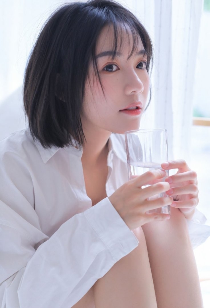 短发美眉眉清目秀唇红齿白室内个人写真 极品美女私密写真图片