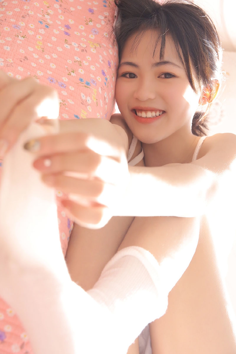 阳光下的长腿美女露齿甜笑慵懒随性写真 极品性感美女私密写真图片