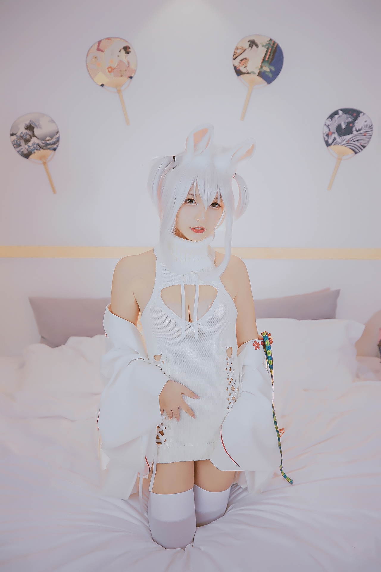 神楽坂真冬危険な耳兔娘白丝袜美腿小仙女Cosplay 可爱软萌系软妹子白发兔耳朵露肩白毛衣过膝袜美女图