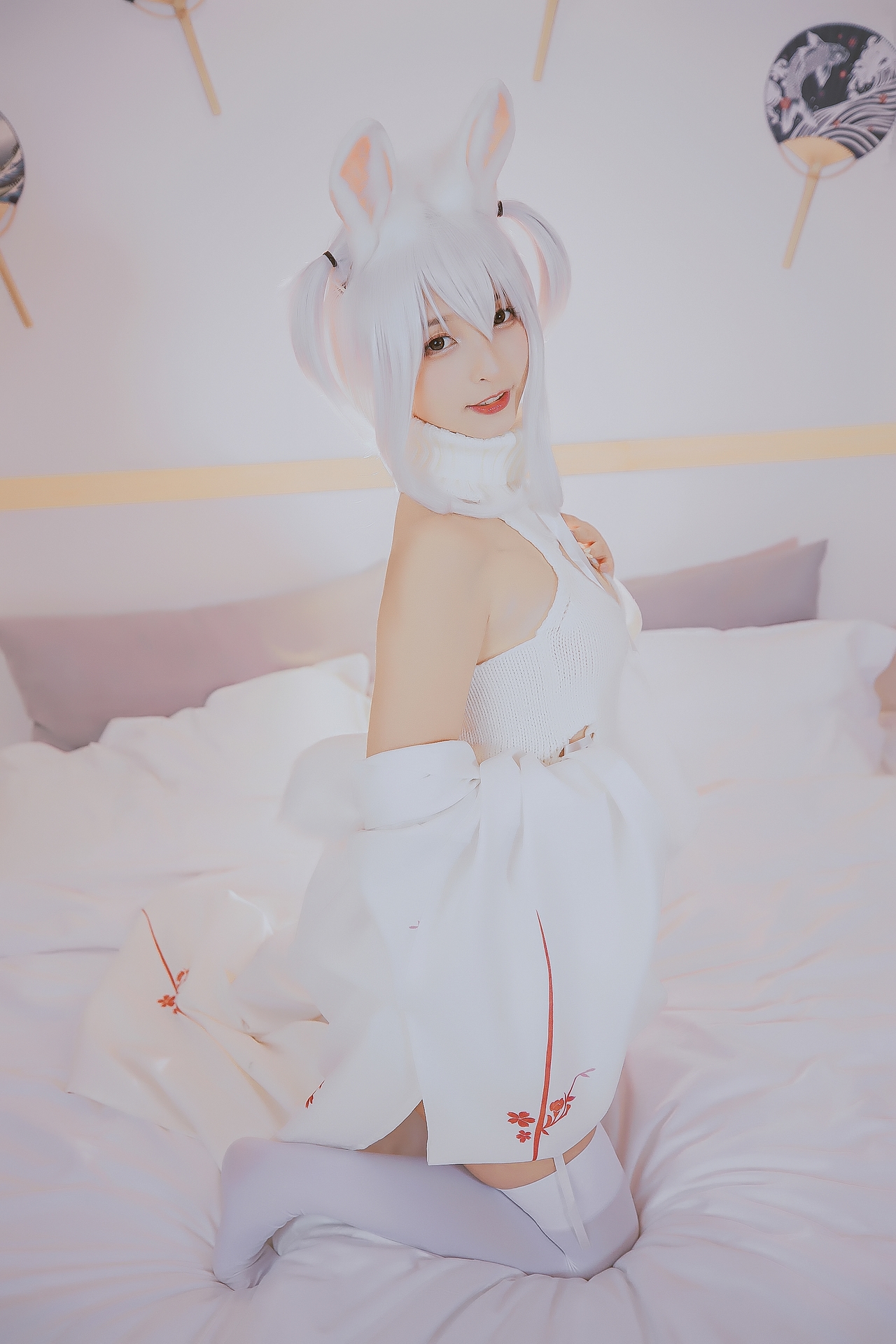 神楽坂真冬危険な耳兔娘白丝袜美腿小仙女Cosplay 可爱软萌系软妹子白发兔耳朵露肩白毛衣过膝袜美女图