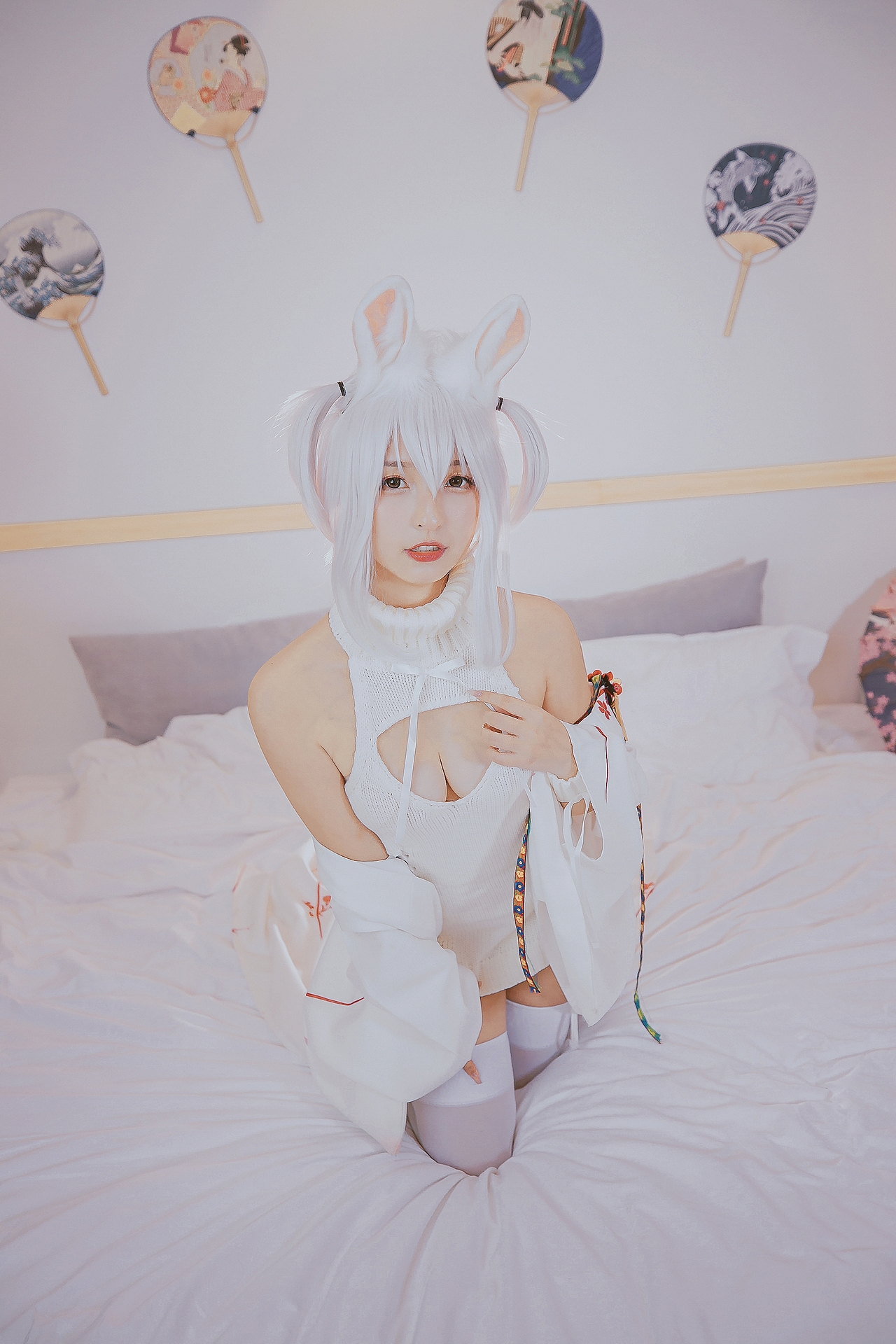 神楽坂真冬危険な耳兔娘白丝袜美腿小仙女Cosplay 可爱软萌系软妹子白发兔耳朵露肩白毛衣过膝袜美女图