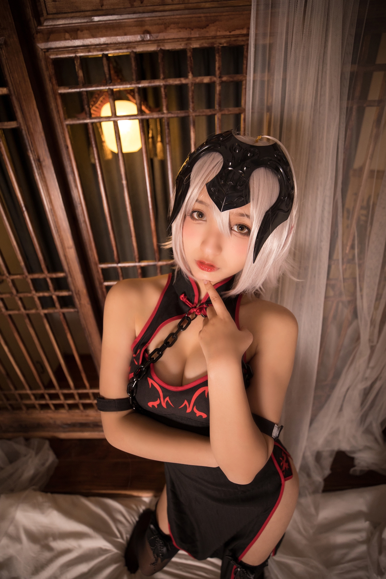 次元美少女神楽坂真冬黑贞无水印Cosplay系列写真 好看的纯欲软萌系软妹子白发侧高开黑丝袜诱惑旗袍秀