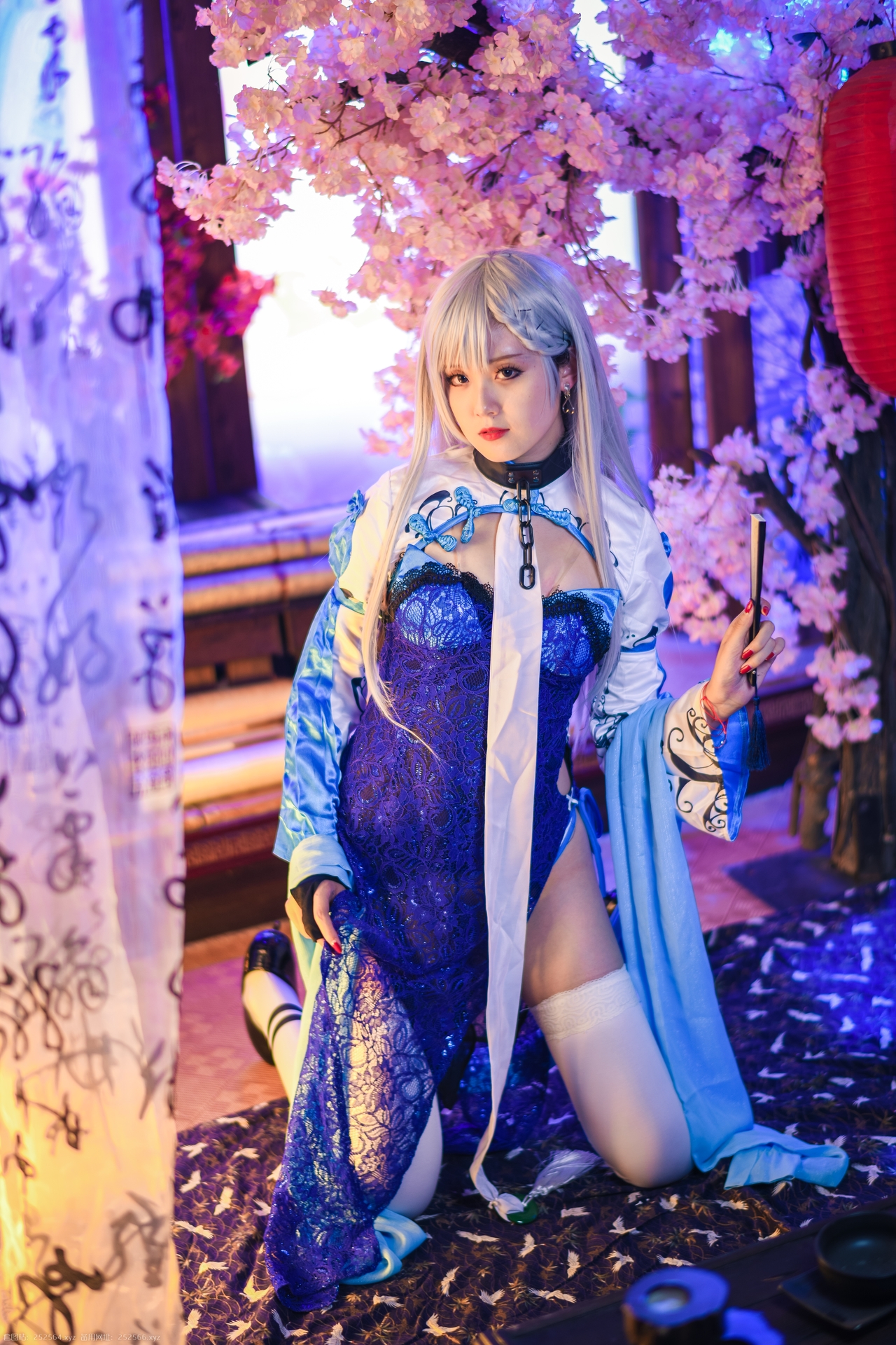 秋楚楚 唯美清新美少女贝法Cosplay白丝袜小仙女写真 气质美女古风银发蓝色旗袍白色丝袜美腿妹子图