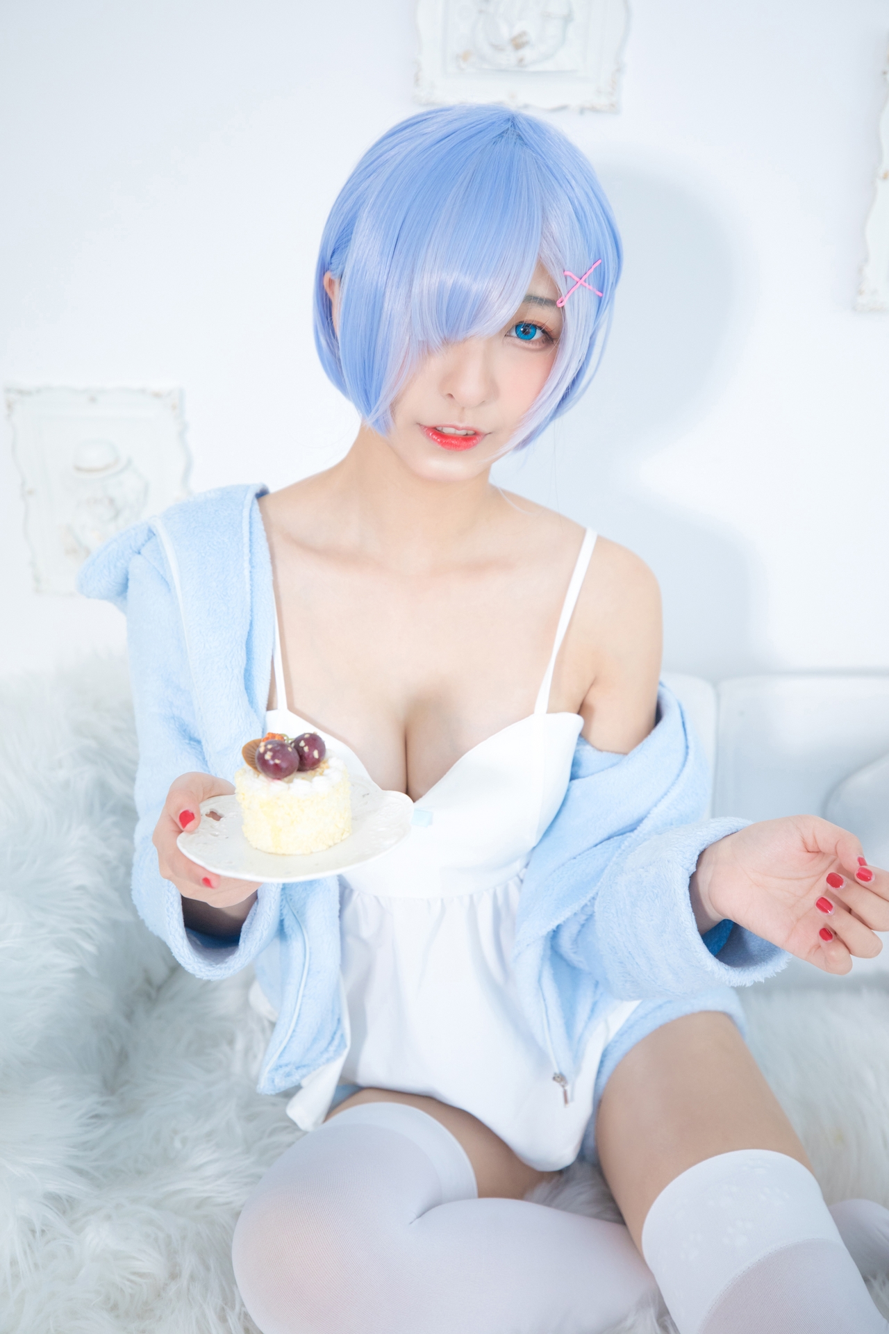 神楽坂真冬蕾姆要抱抱腿控白丝小仙女Cosplay写真图集 好看的纯欲萌系软萌妹蓝色短发白色小吊带猫耳外套白色丝袜美女图