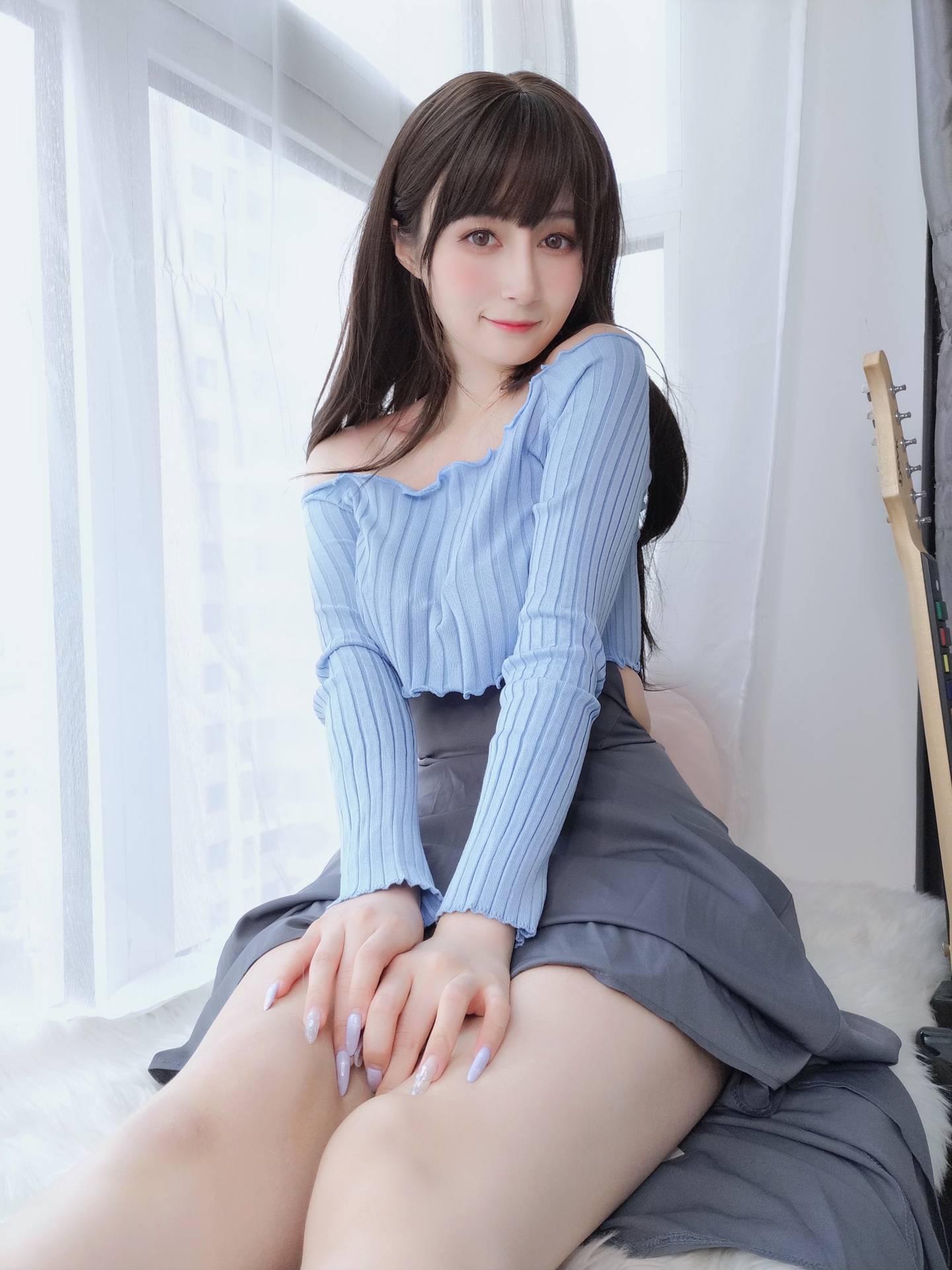 气质妹子白银81露肩蓝衣灰裙美女私密写真 唯美清新美少女弹吉他的邻家大姐姐