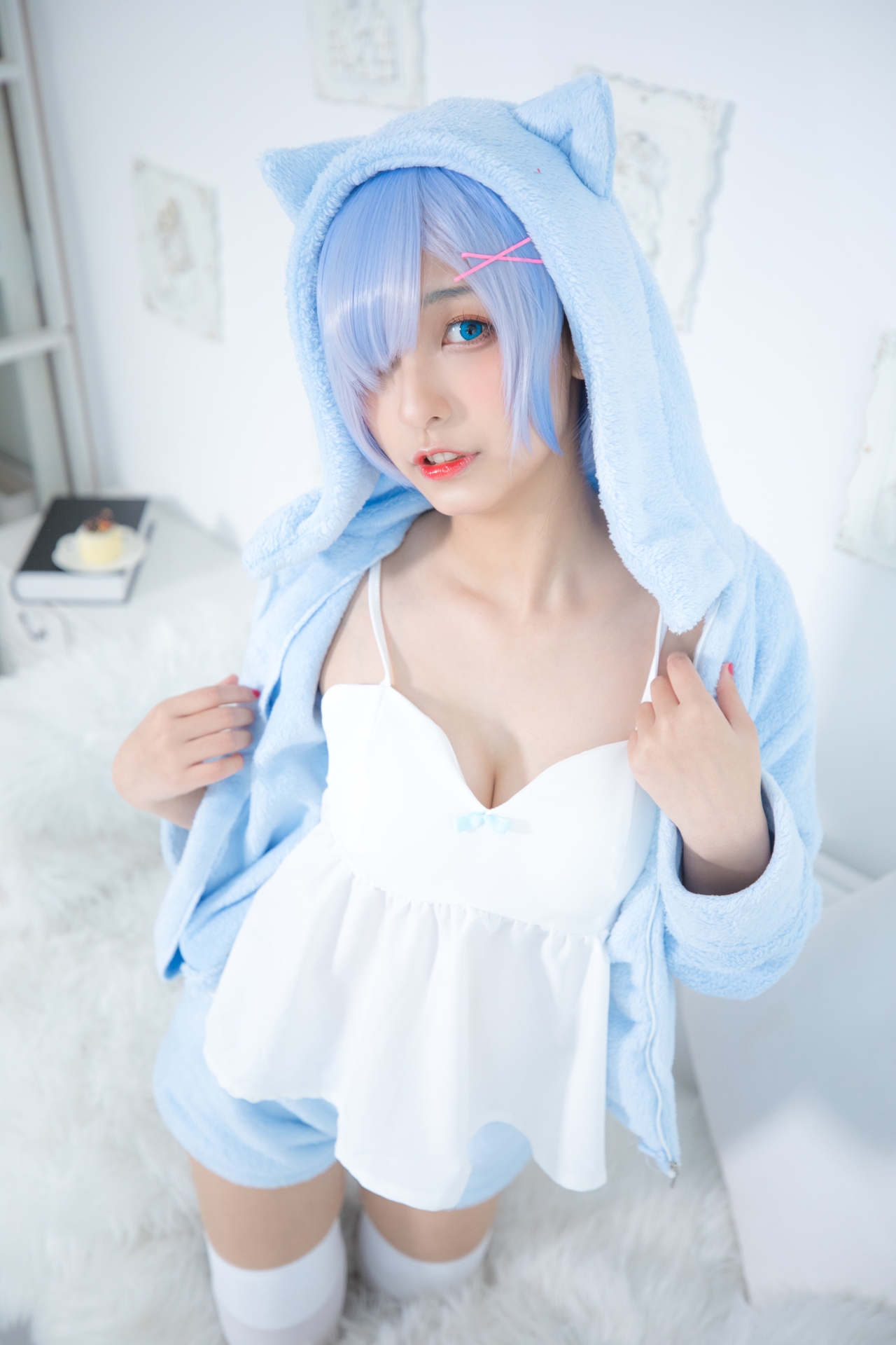 神楽坂真冬蕾姆要抱抱腿控白丝小仙女Cosplay写真图集 好看的纯欲萌系软萌妹蓝色短发白色小吊带猫耳外套白色丝袜美女图