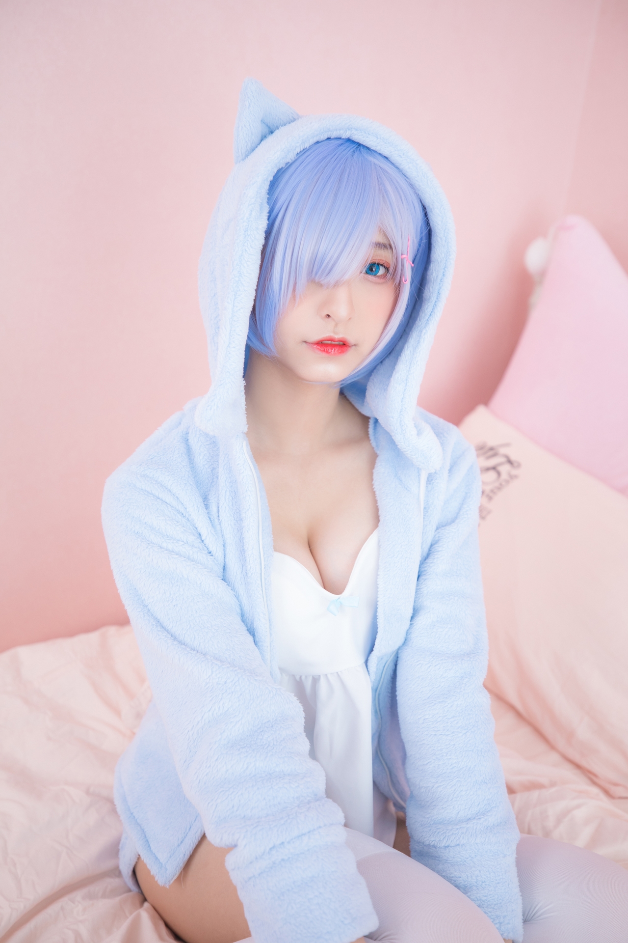 神楽坂真冬蕾姆要抱抱腿控白丝小仙女Cosplay写真图集 好看的纯欲萌系软萌妹蓝色短发白色小吊带猫耳外套白色丝袜美女图