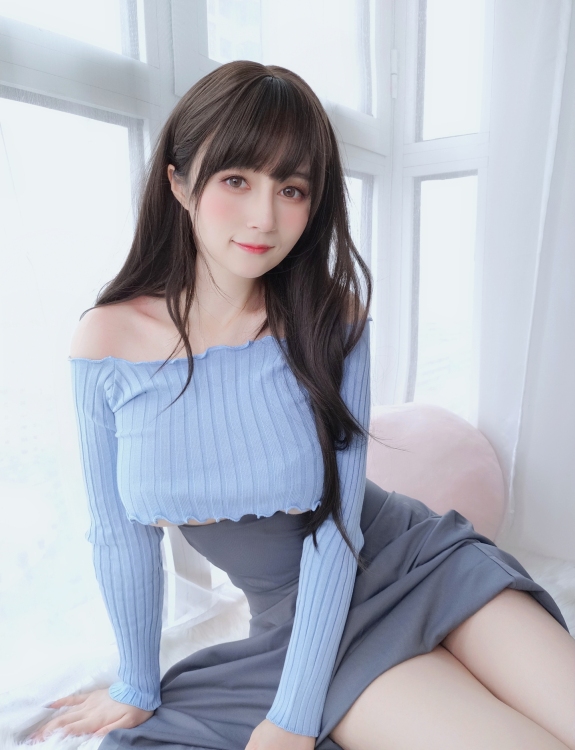 气质妹子白银81露肩蓝衣灰裙美女私密写真 唯美清新美少女弹吉他的邻家大姐姐