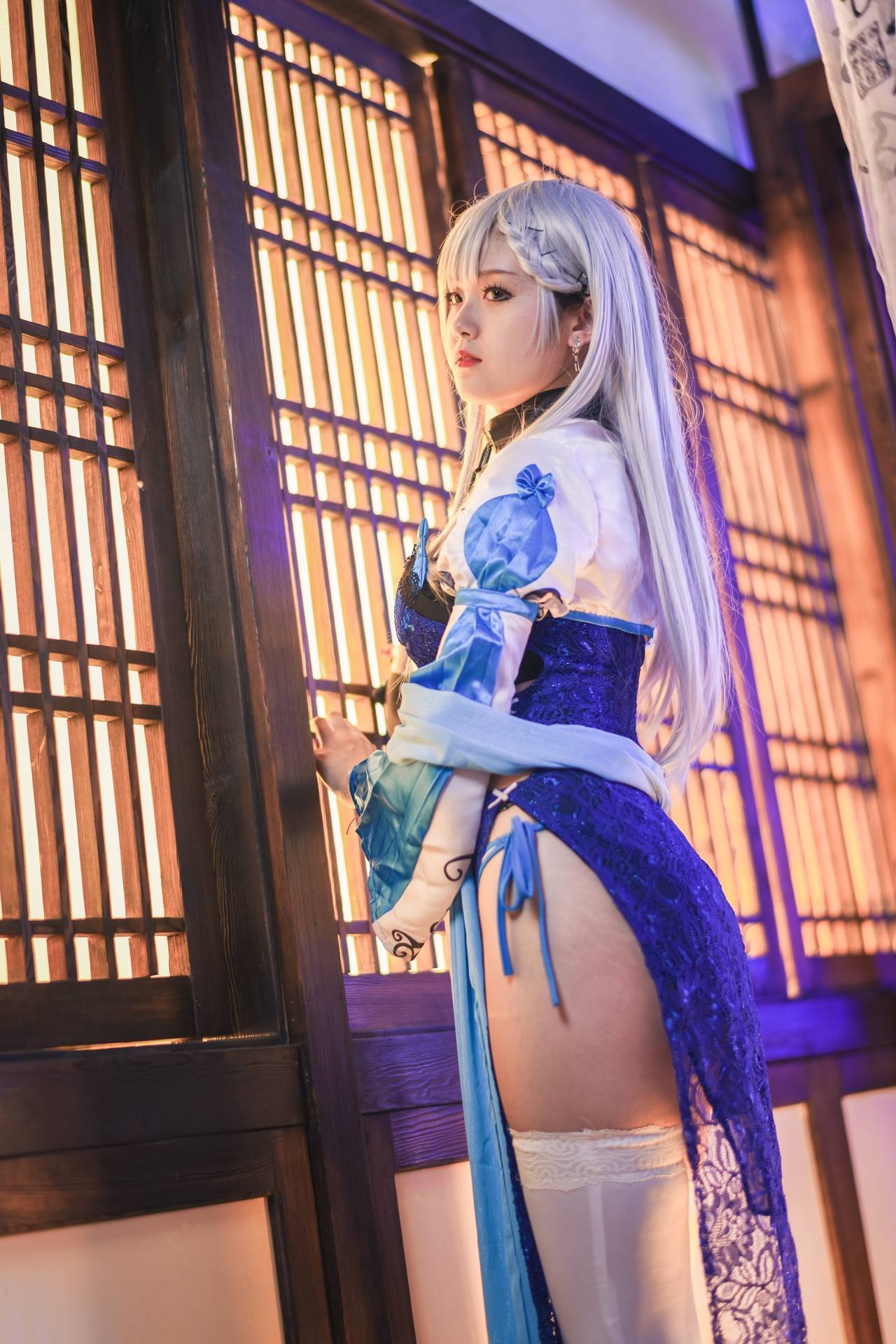 秋楚楚 唯美清新美少女贝法Cosplay白丝袜小仙女写真 气质美女古风银发蓝色旗袍白色丝袜美腿妹子图