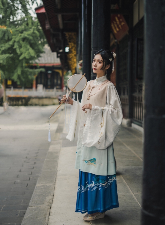 唯美清新美少女如月灰大慈寺外景写真图 气质妹子古风汉服文化美女图