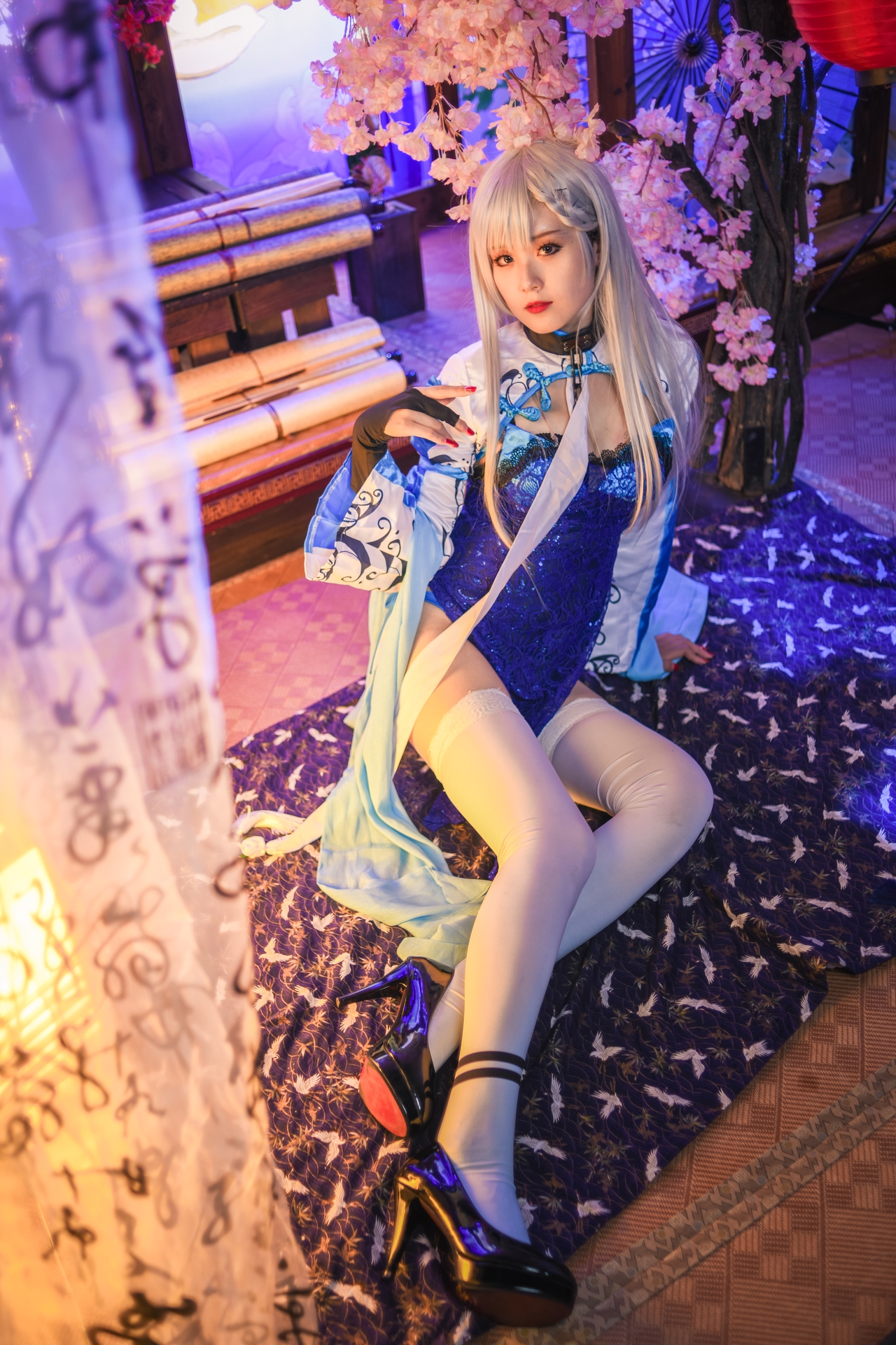 秋楚楚 唯美清新美少女贝法Cosplay白丝袜小仙女写真 气质美女古风银发蓝色旗袍白色丝袜美腿妹子图