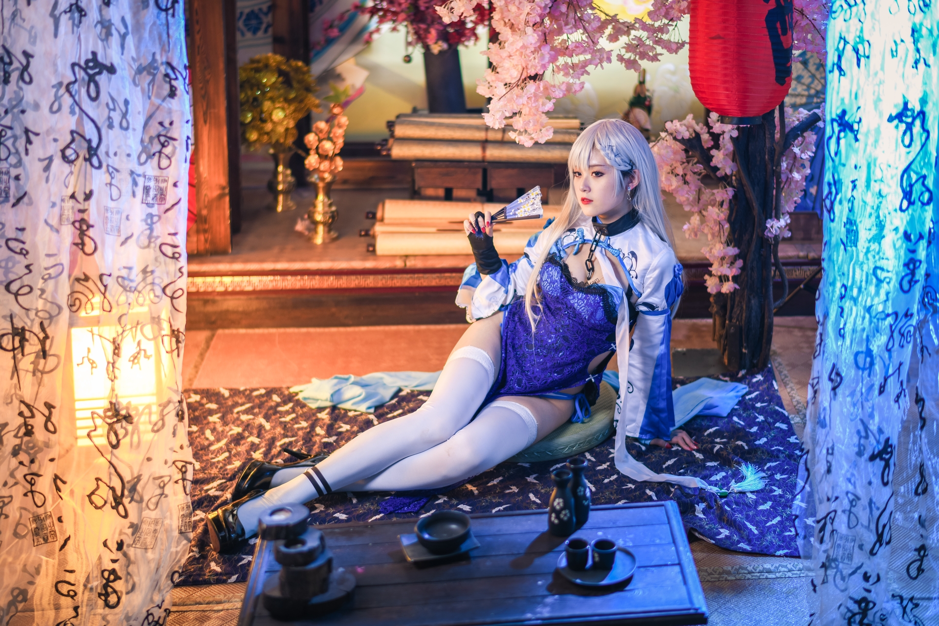 秋楚楚 唯美清新美少女贝法Cosplay白丝袜小仙女写真 气质美女古风银发蓝色旗袍白色丝袜美腿妹子图