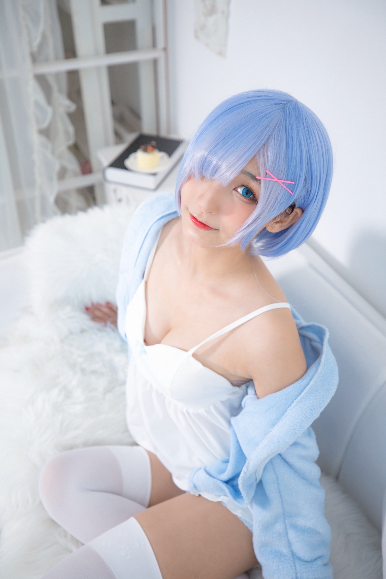 神楽坂真冬蕾姆要抱抱腿控白丝小仙女Cosplay写真图集 好看的纯欲萌系软萌妹蓝色短发白色小吊带猫耳外套白色丝袜美女图