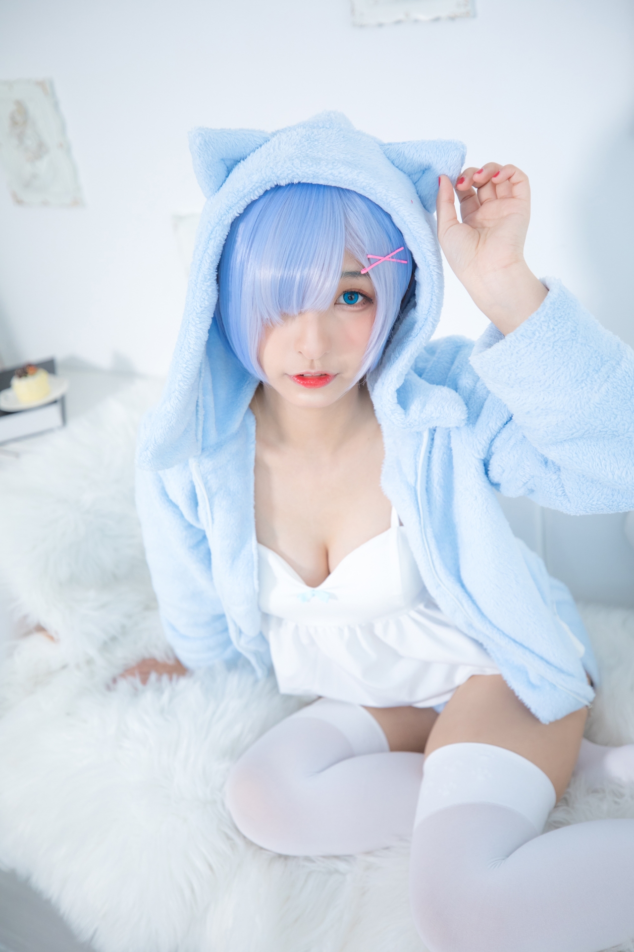 神楽坂真冬蕾姆要抱抱腿控白丝小仙女Cosplay写真图集 好看的纯欲萌系软萌妹蓝色短发白色小吊带猫耳外套白色丝袜美女图