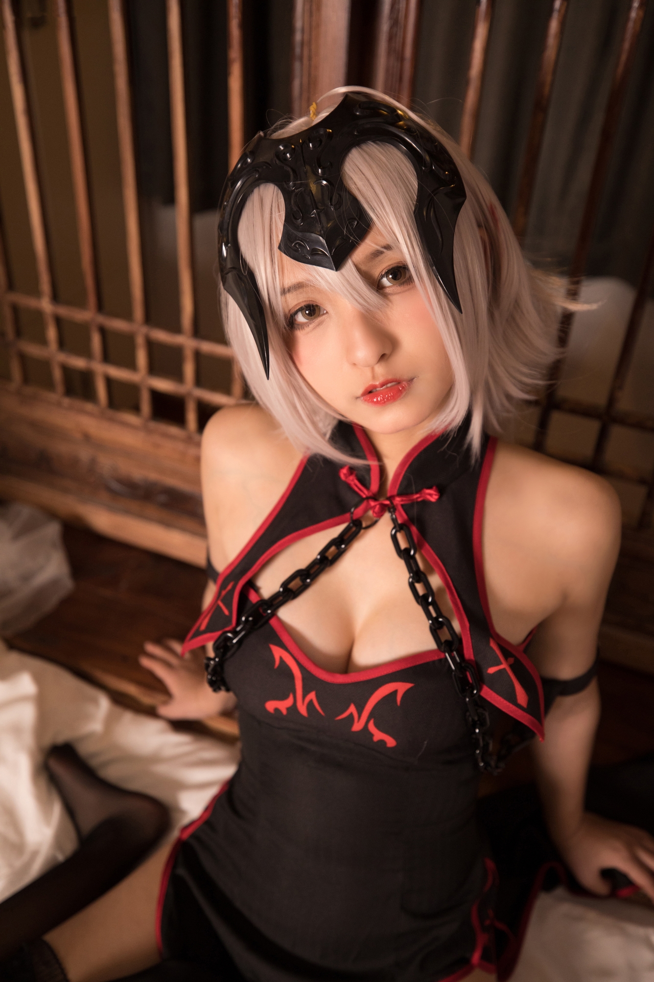 次元美少女神楽坂真冬黑贞无水印Cosplay系列写真 好看的纯欲软萌系软妹子白发侧高开黑丝袜诱惑旗袍秀