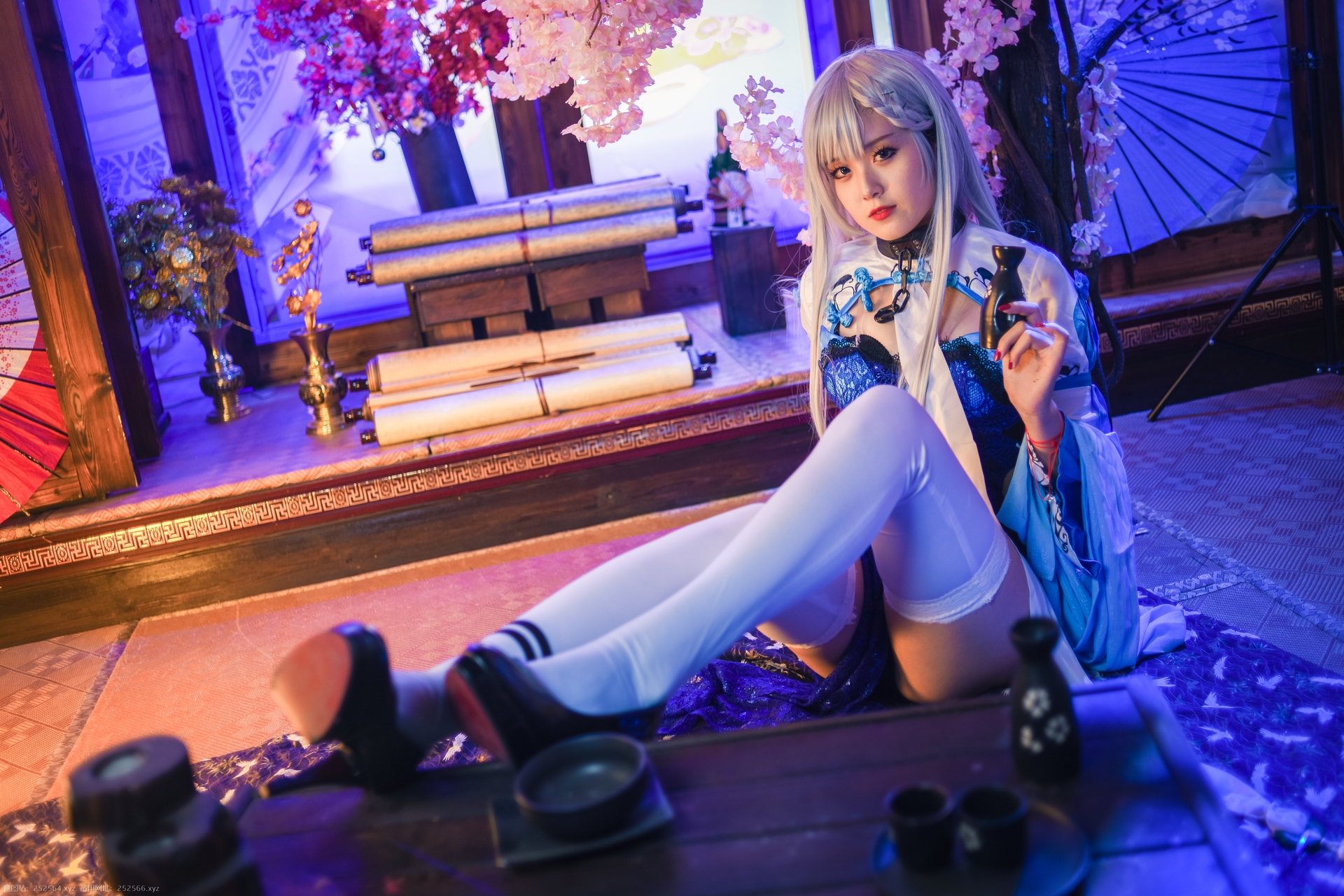 秋楚楚 唯美清新美少女贝法Cosplay白丝袜小仙女写真 气质美女古风银发蓝色旗袍白色丝袜美腿妹子图