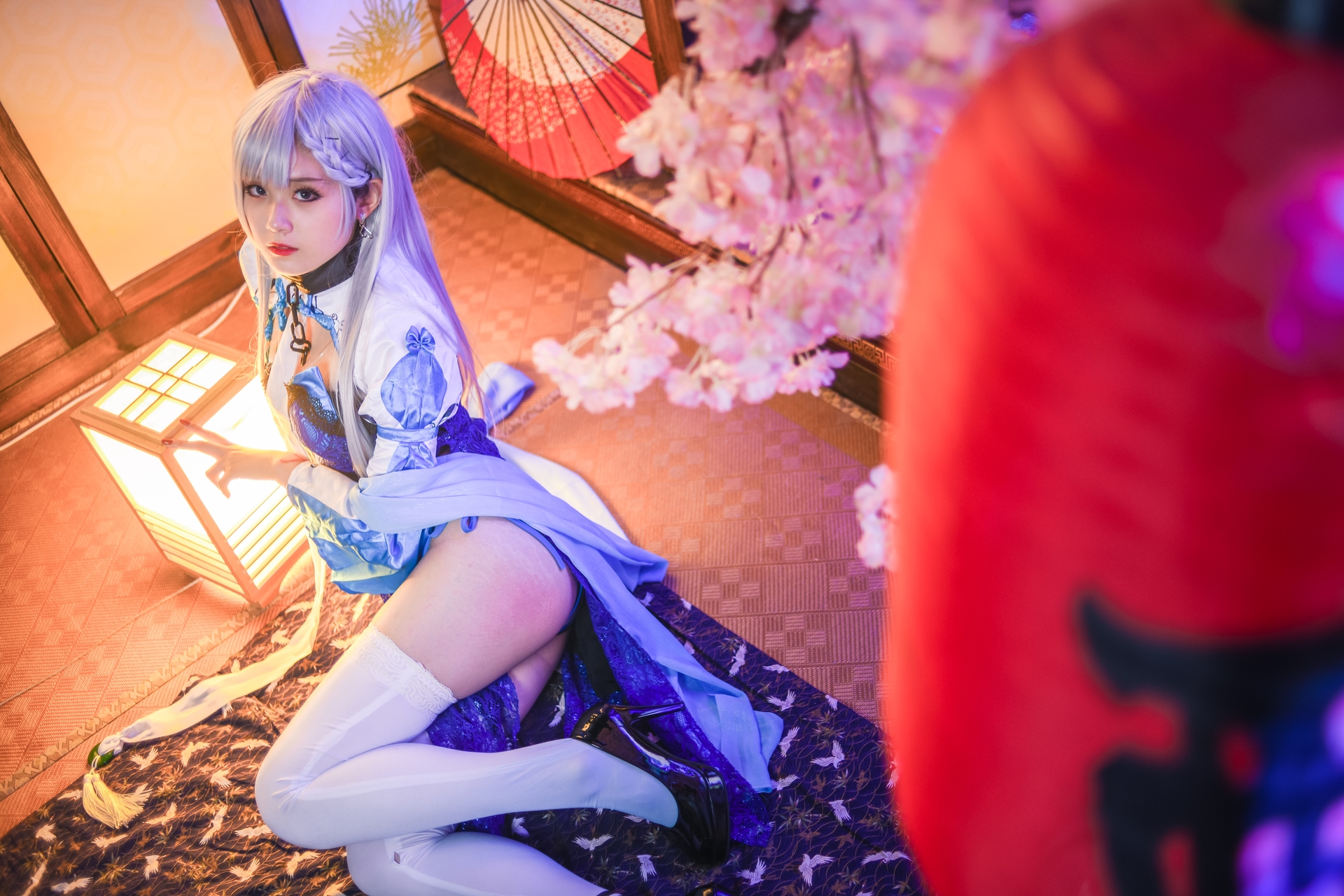 秋楚楚 唯美清新美少女贝法Cosplay白丝袜小仙女写真 气质美女古风银发蓝色旗袍白色丝袜美腿妹子图