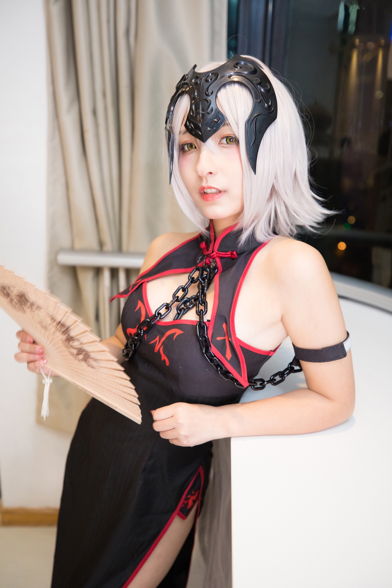 次元美少女神楽坂真冬黑贞无水印Cosplay系列写真 好看的纯欲软萌系软妹子白发侧高开黑丝袜诱惑旗袍秀