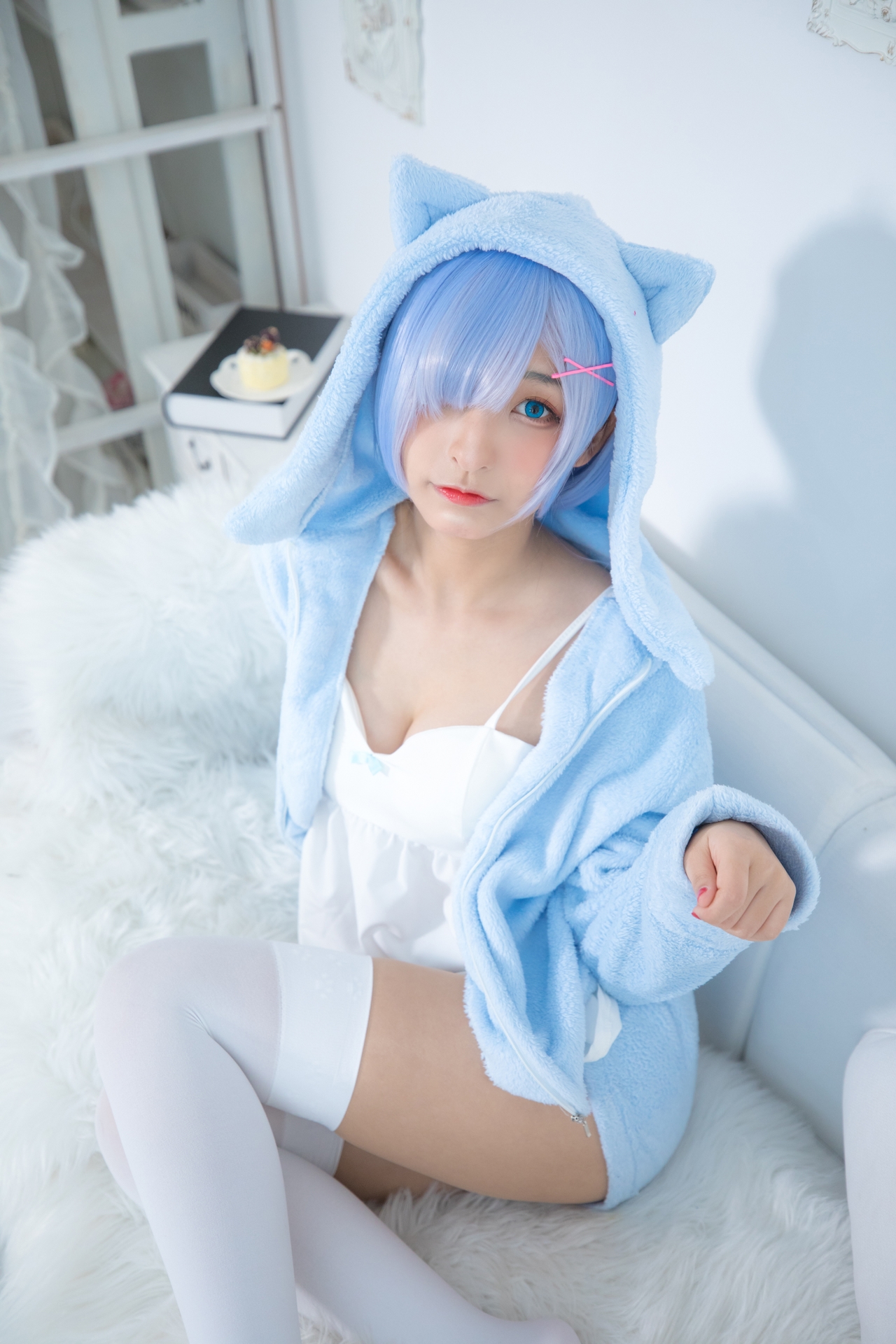 神楽坂真冬蕾姆要抱抱腿控白丝小仙女Cosplay写真图集 好看的纯欲萌系软萌妹蓝色短发白色小吊带猫耳外套白色丝袜美女图