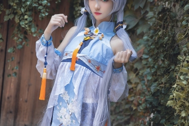 唯美清新美少女南桃Momoko洛天依花语嫣然Cosplay 气质妹子银发淡蓝薄衣灰色短丝袜写真图