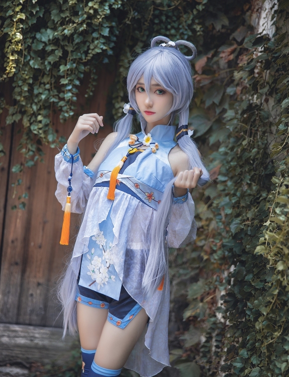 唯美清新美少女南桃Momoko洛天依花语嫣然Cosplay 气质妹子银发淡蓝薄衣灰色短丝袜写真图