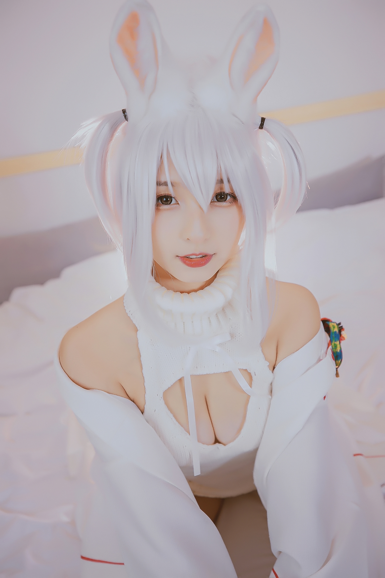 神楽坂真冬危険な耳兔娘白丝袜美腿小仙女Cosplay 可爱软萌系软妹子白发兔耳朵露肩白毛衣过膝袜美女图