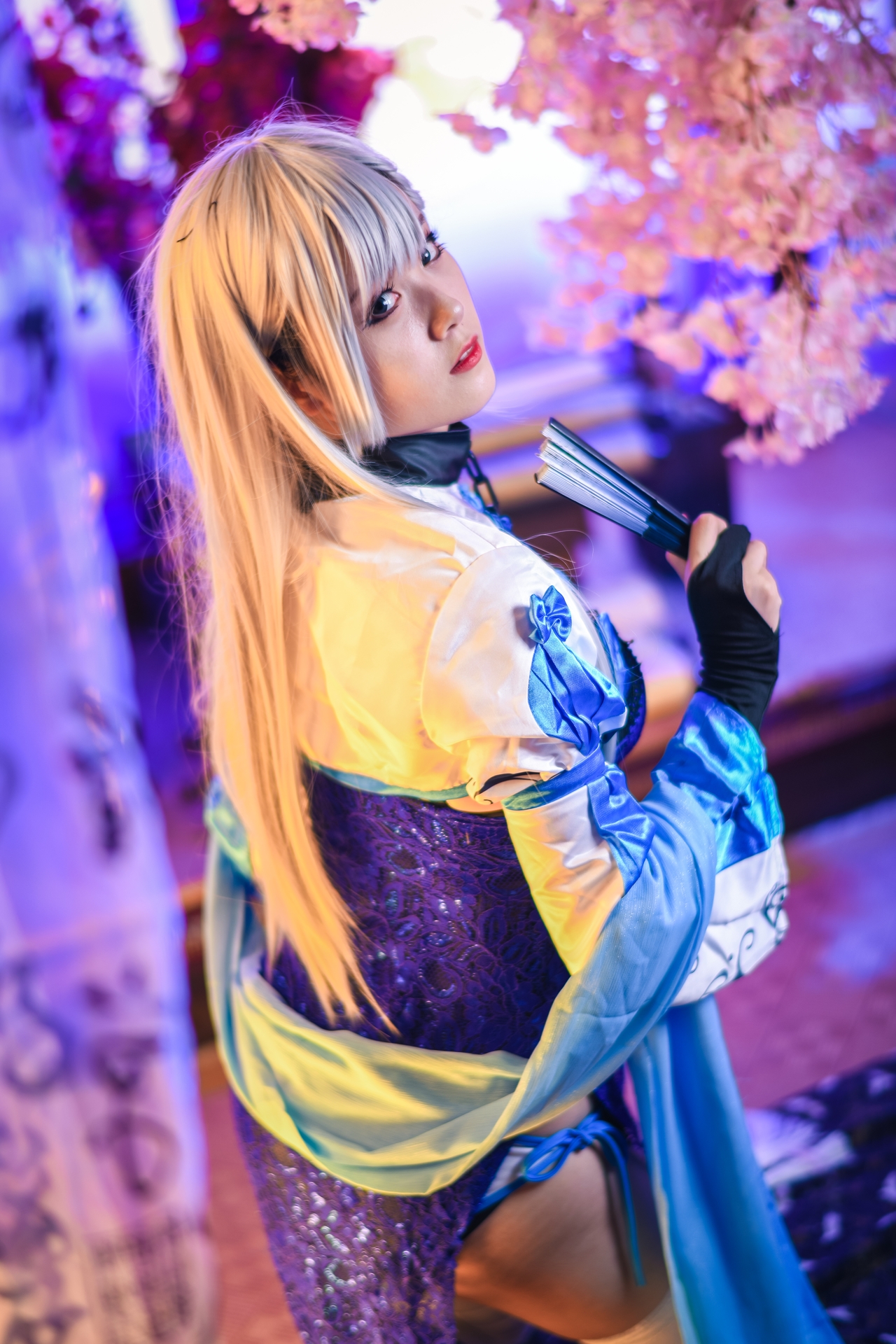 秋楚楚 唯美清新美少女贝法Cosplay白丝袜小仙女写真 气质美女古风银发蓝色旗袍白色丝袜美腿妹子图