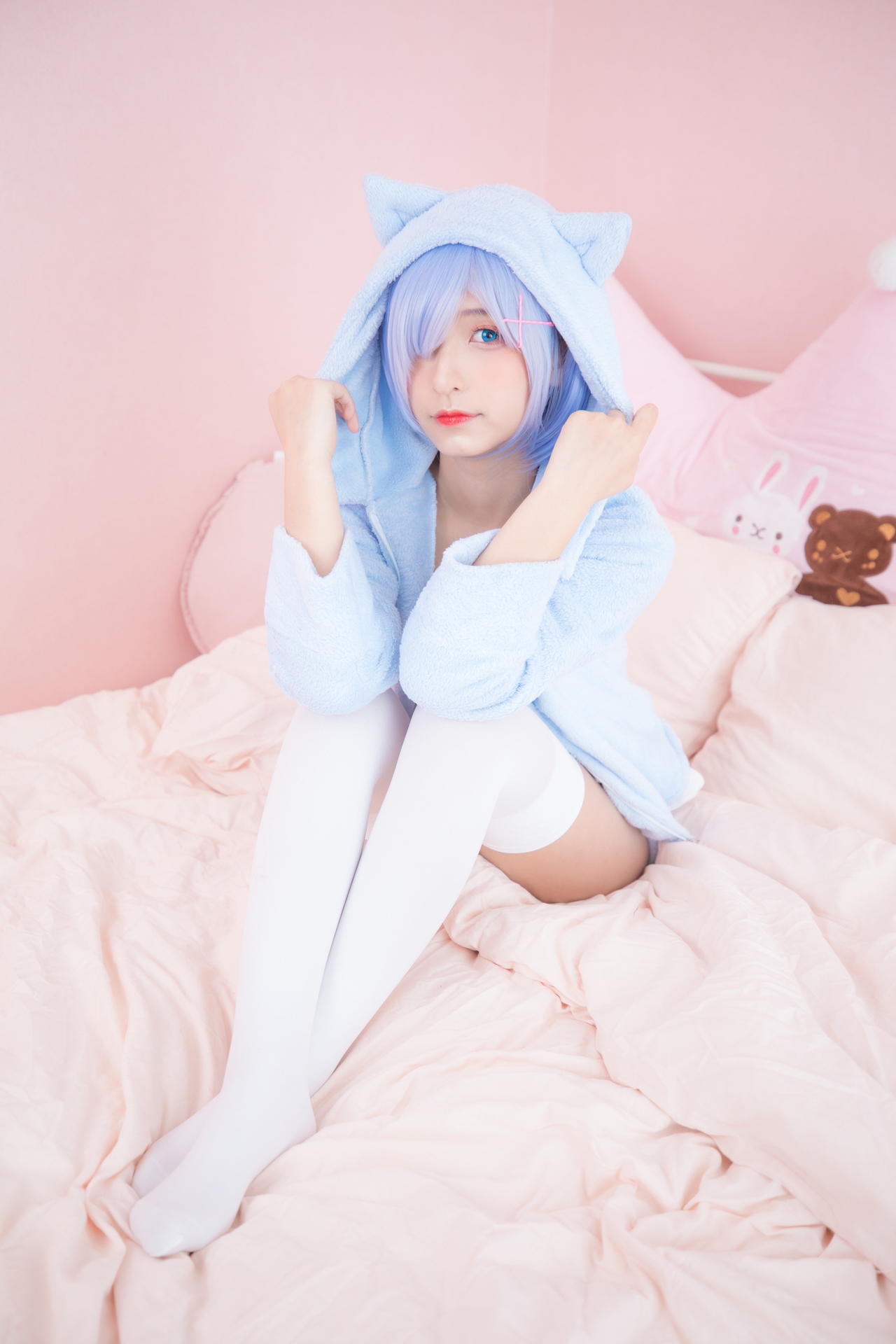 神楽坂真冬蕾姆要抱抱腿控白丝小仙女Cosplay写真图集 好看的纯欲萌系软萌妹蓝色短发白色小吊带猫耳外套白色丝袜美女图