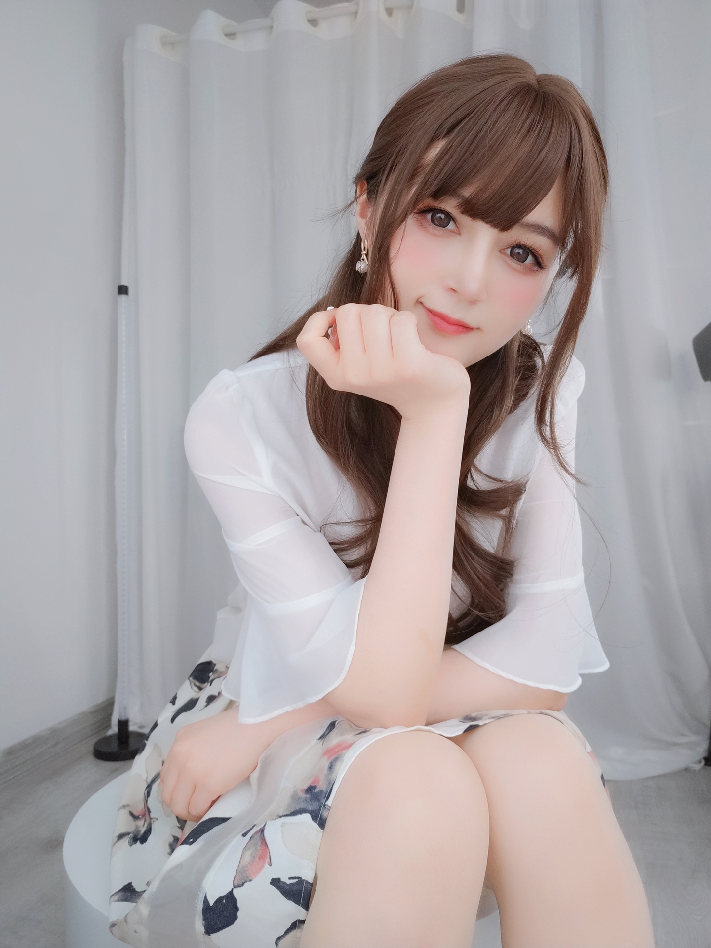 白银81唯美清新美少女大姐姐写真 气质妹子白衣碎花裙大长腿美女图