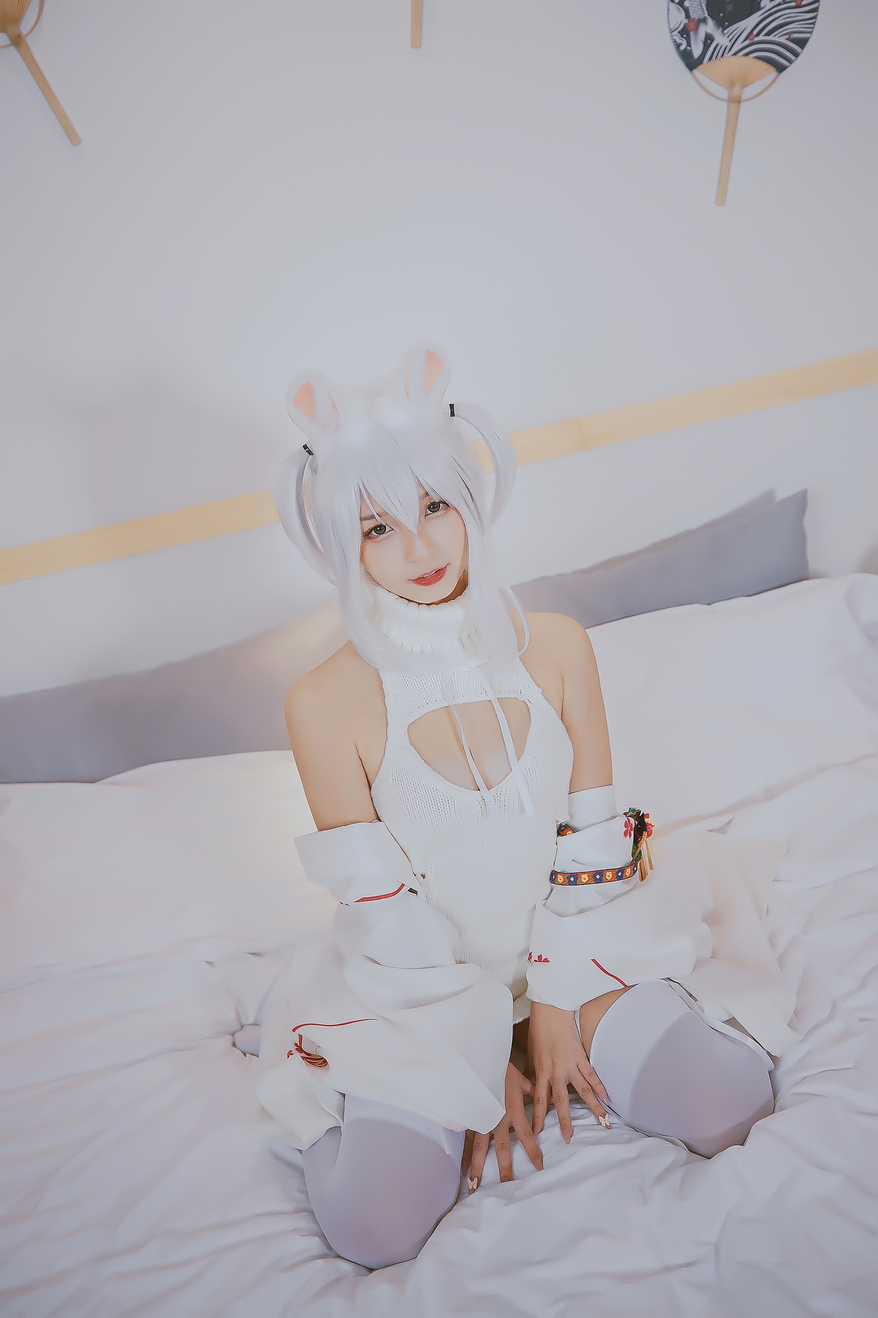 神楽坂真冬危険な耳兔娘白丝袜美腿小仙女Cosplay 可爱软萌系软妹子白发兔耳朵露肩白毛衣过膝袜美女图