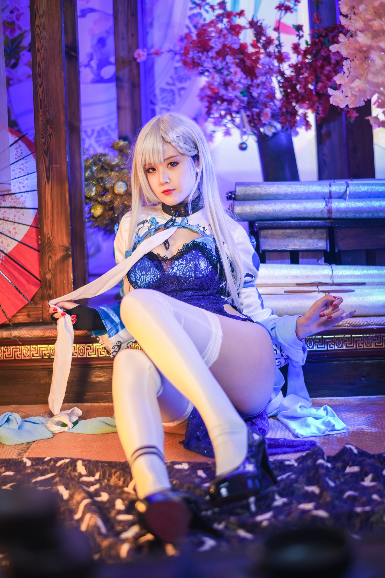 秋楚楚 唯美清新美少女贝法Cosplay白丝袜小仙女写真 气质美女古风银发蓝色旗袍白色丝袜美腿妹子图