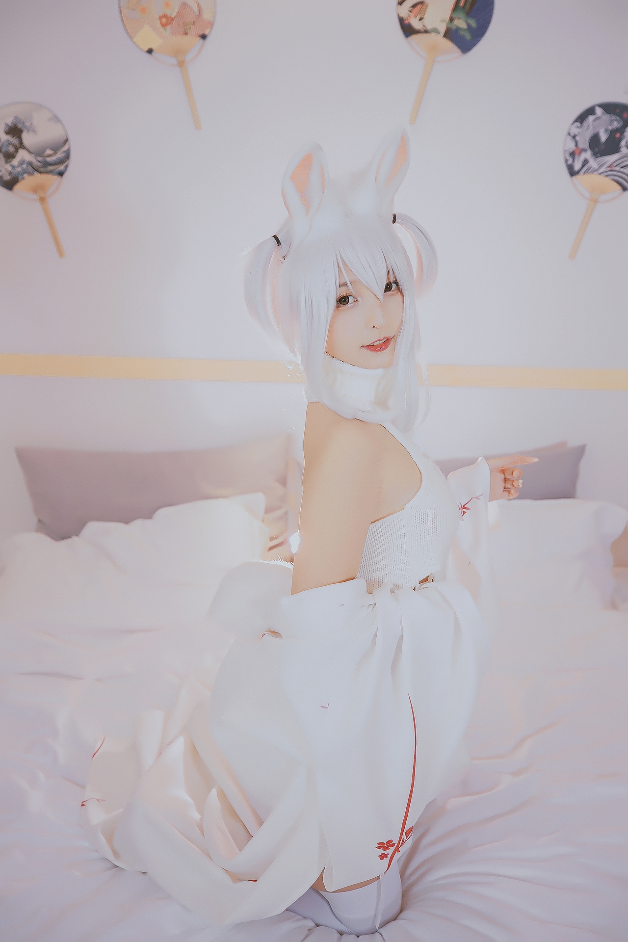 神楽坂真冬危険な耳兔娘白丝袜美腿小仙女Cosplay 可爱软萌系软妹子白发兔耳朵露肩白毛衣过膝袜美女图