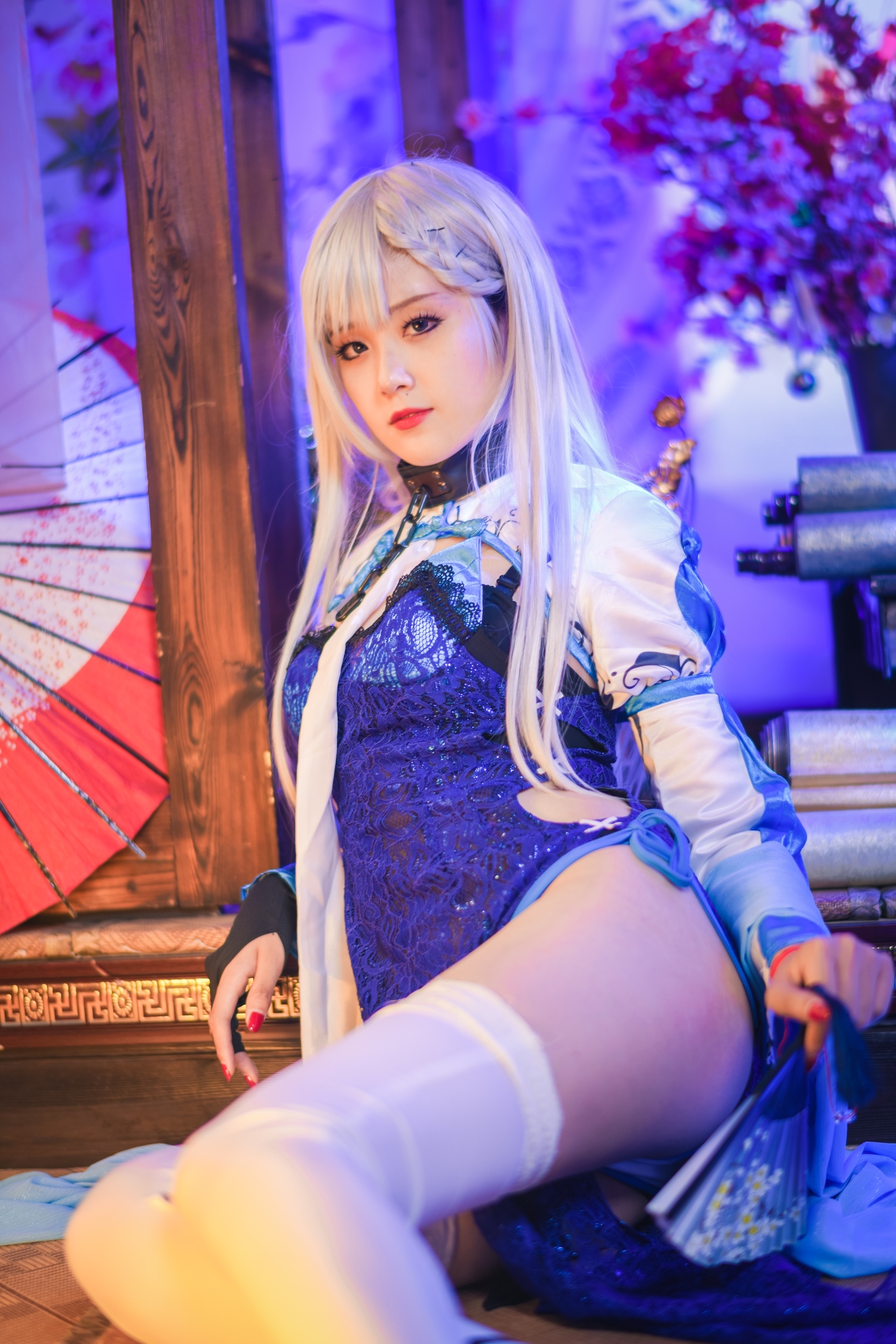 秋楚楚 唯美清新美少女贝法Cosplay白丝袜小仙女写真 气质美女古风银发蓝色旗袍白色丝袜美腿妹子图