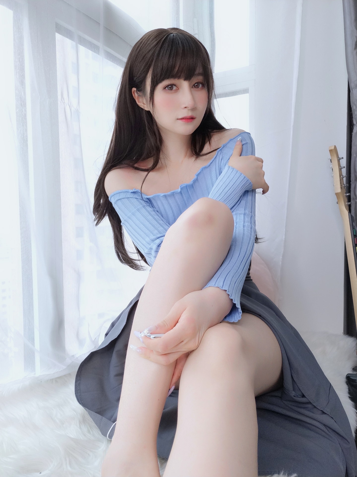 气质妹子白银81露肩蓝衣灰裙美女私密写真 唯美清新美少女弹吉他的邻家大姐姐