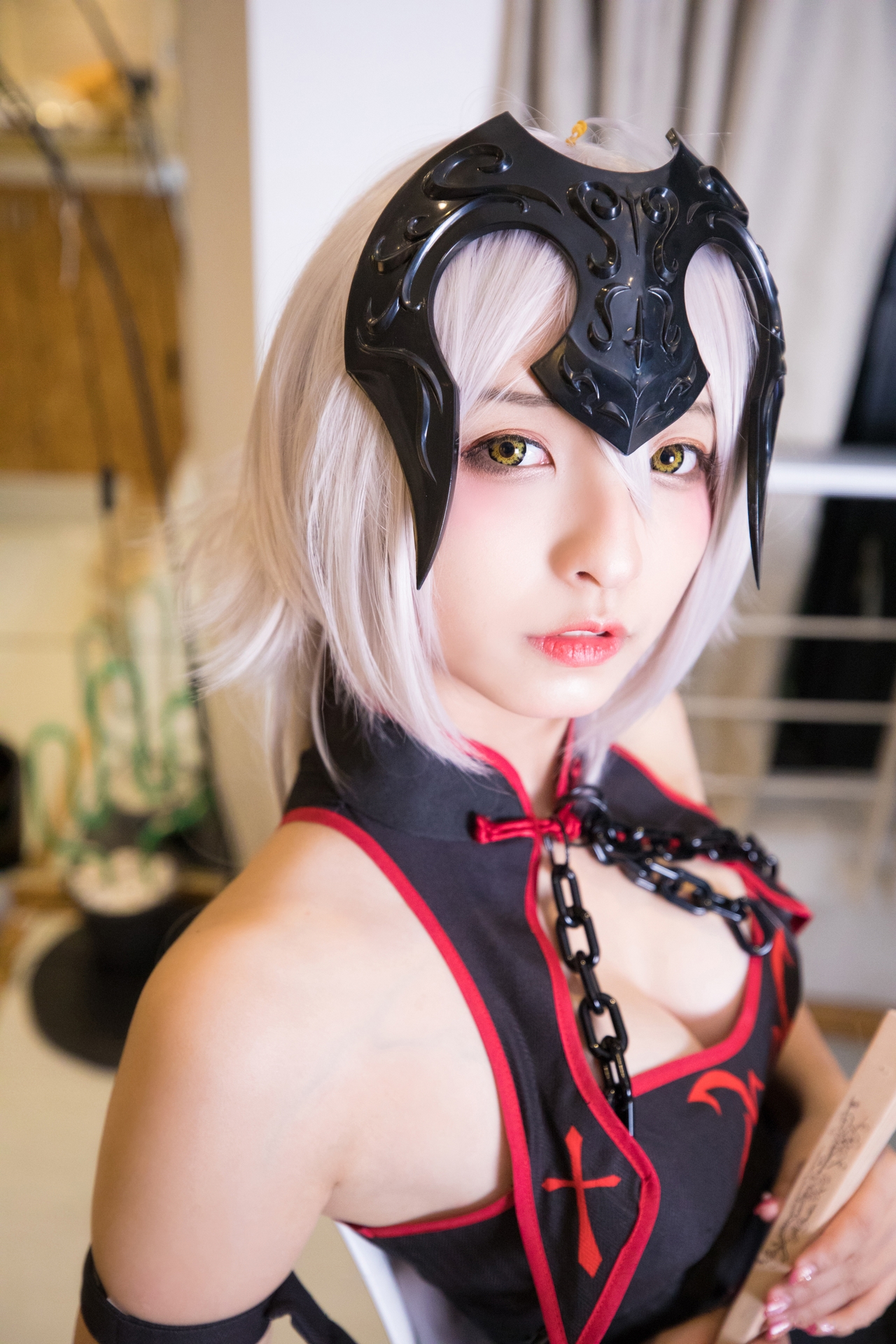 次元美少女神楽坂真冬黑贞无水印Cosplay系列写真 好看的纯欲软萌系软妹子白发侧高开黑丝袜诱惑旗袍秀