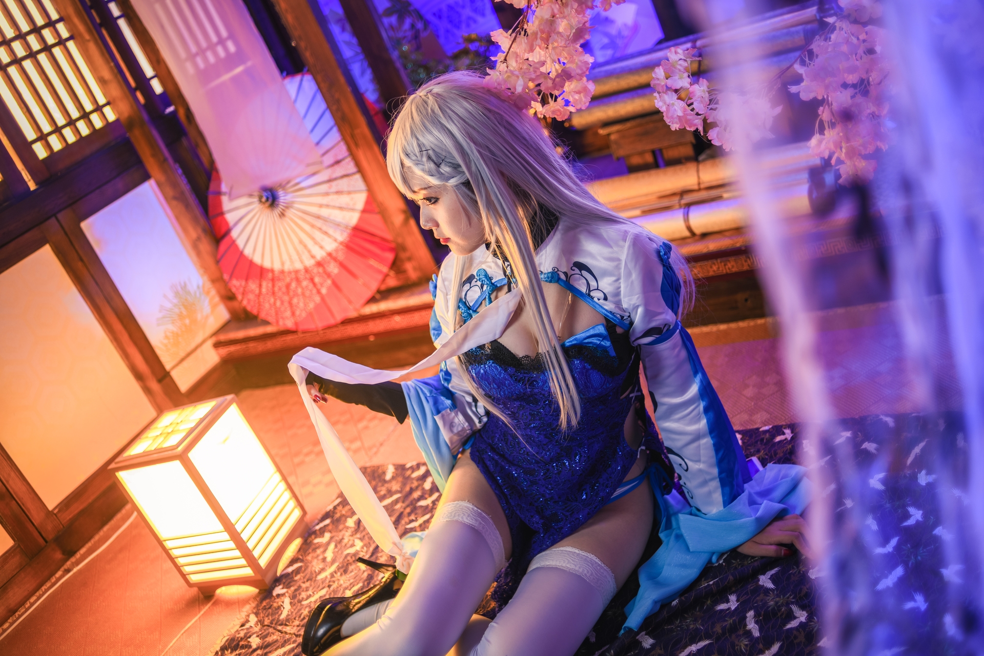 秋楚楚 唯美清新美少女贝法Cosplay白丝袜小仙女写真 气质美女古风银发蓝色旗袍白色丝袜美腿妹子图