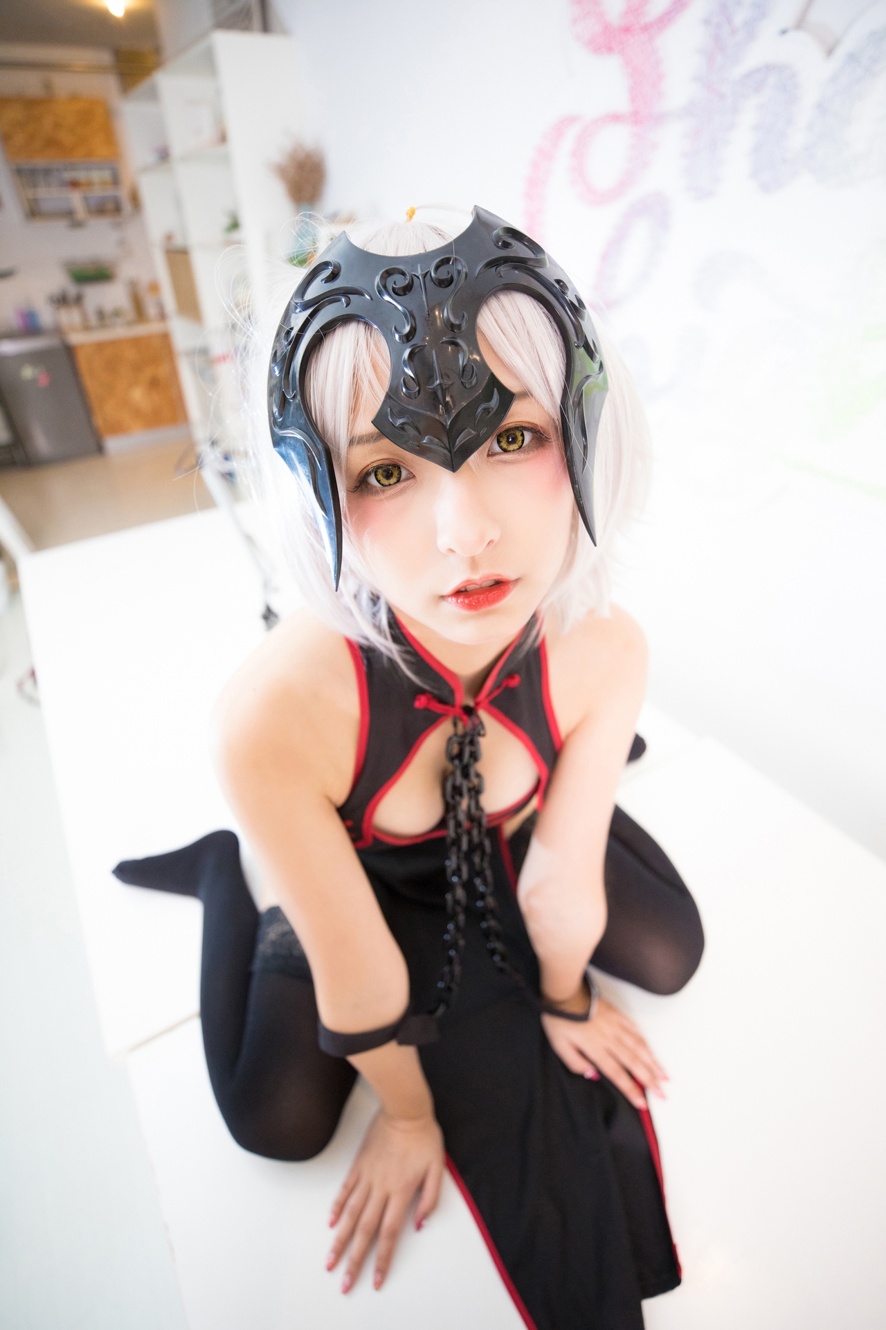 次元美少女神楽坂真冬黑贞无水印Cosplay系列写真 好看的纯欲软萌系软妹子白发侧高开黑丝袜诱惑旗袍秀