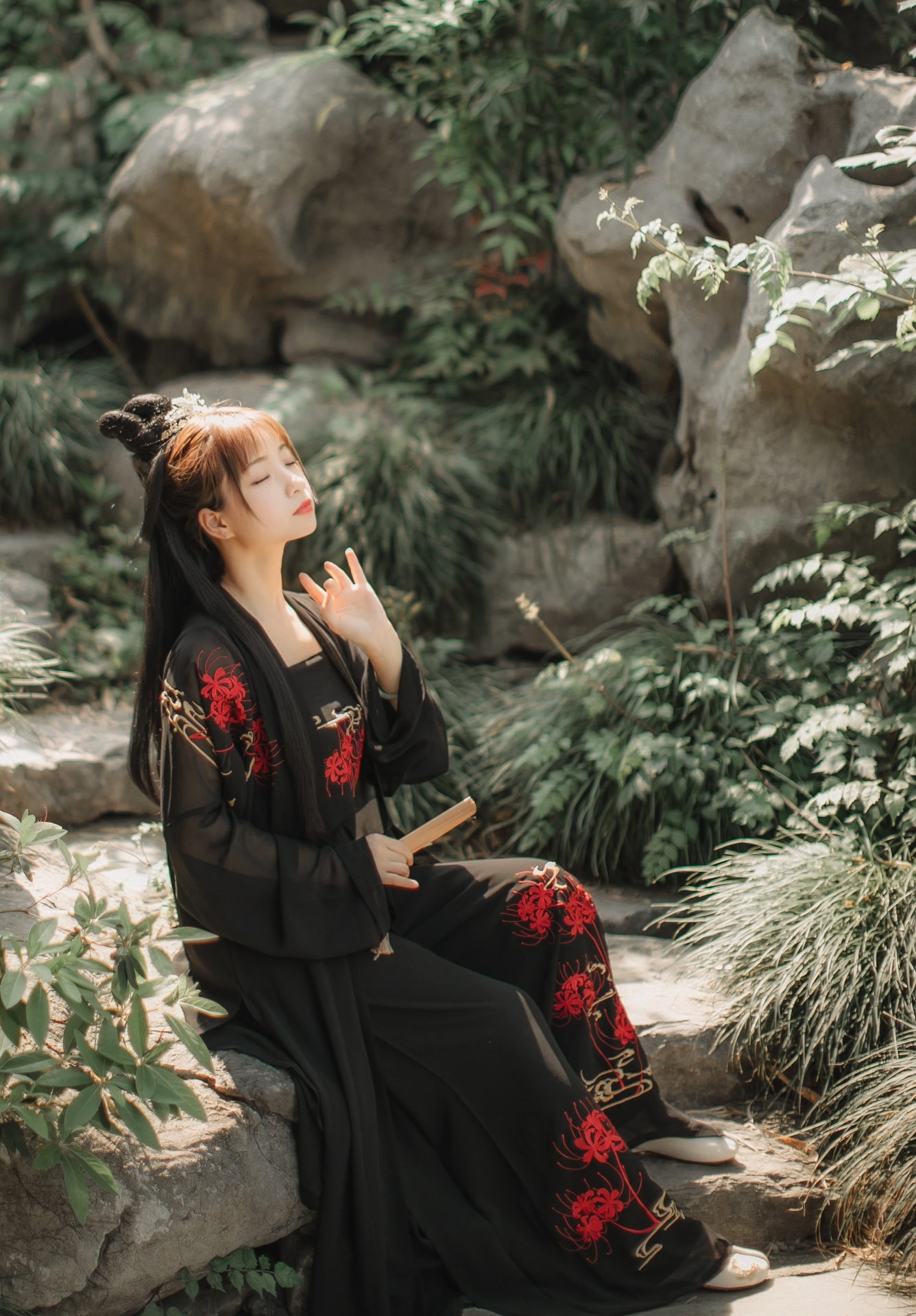 唯美清新美少女红衣黑衣返魂花美女图 气质妹子古风汉服文化写真照