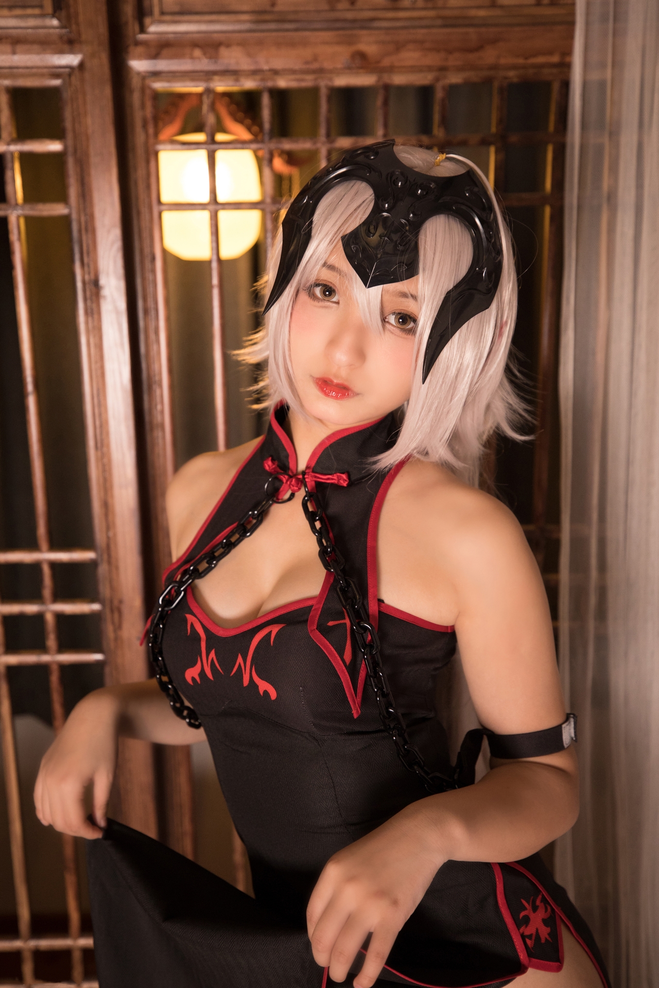 次元美少女神楽坂真冬黑贞无水印Cosplay系列写真 好看的纯欲软萌系软妹子白发侧高开黑丝袜诱惑旗袍秀