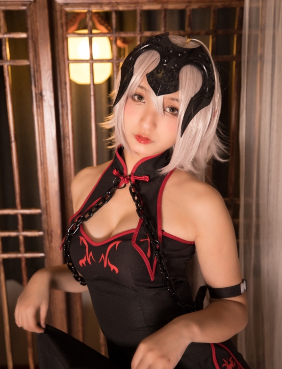 次元美少女神楽坂真冬黑贞无水印Cosplay系列写真 好看的纯欲软萌系软妹子白发侧高开黑丝袜诱惑旗袍秀