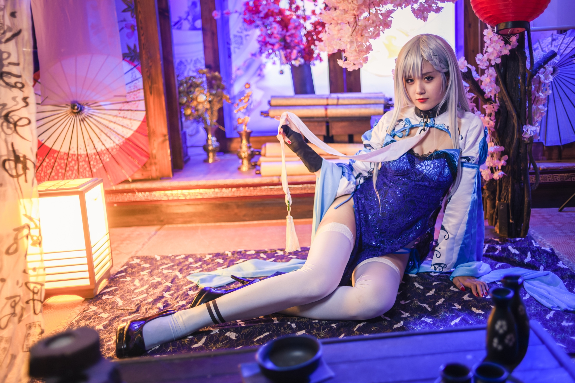 秋楚楚 唯美清新美少女贝法Cosplay白丝袜小仙女写真 气质美女古风银发蓝色旗袍白色丝袜美腿妹子图