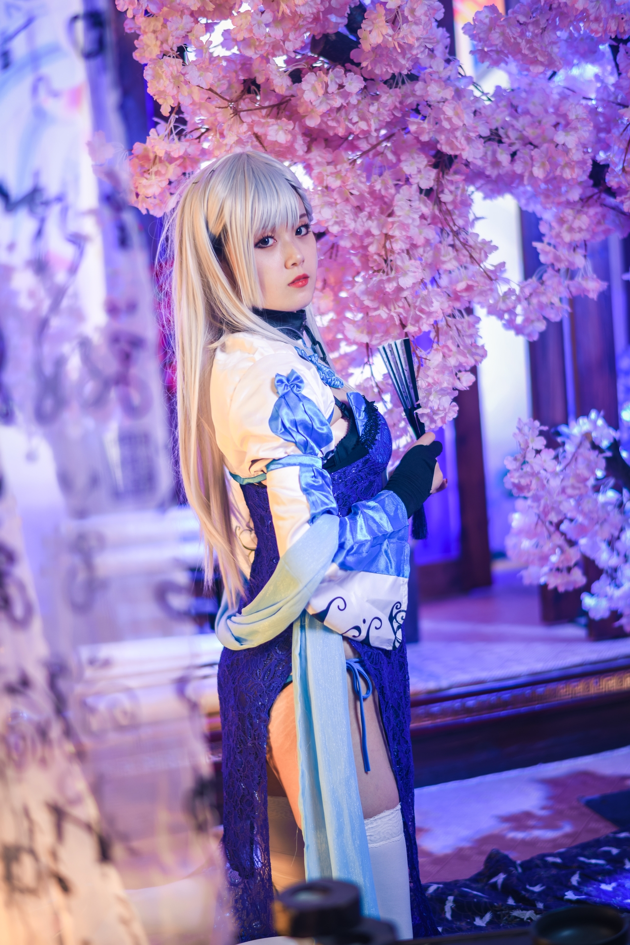 秋楚楚 唯美清新美少女贝法Cosplay白丝袜小仙女写真 气质美女古风银发蓝色旗袍白色丝袜美腿妹子图