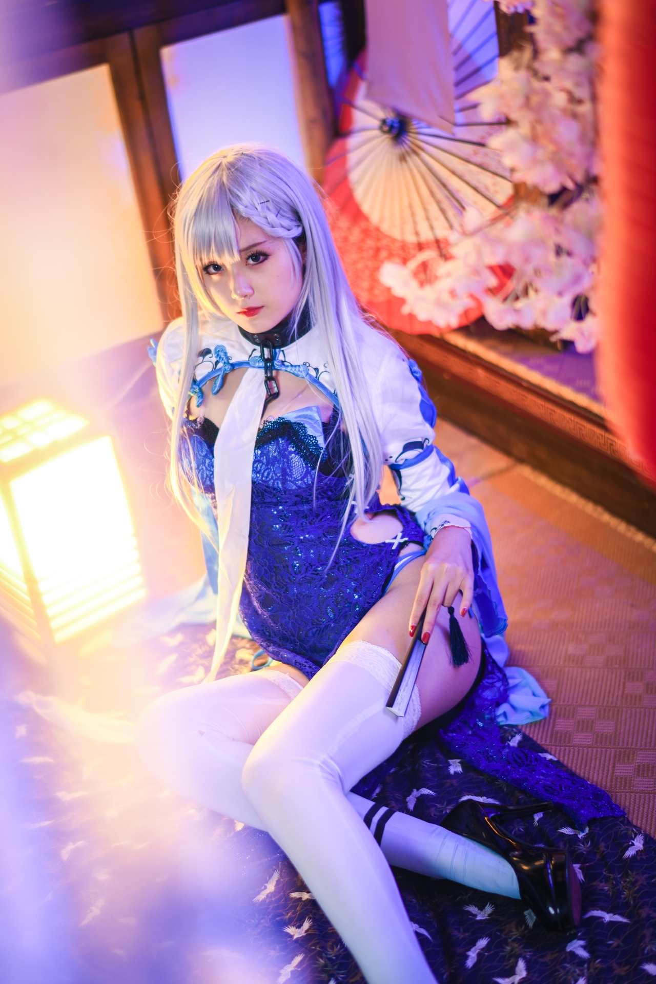 秋楚楚 唯美清新美少女贝法Cosplay白丝袜小仙女写真 气质美女古风银发蓝色旗袍白色丝袜美腿妹子图