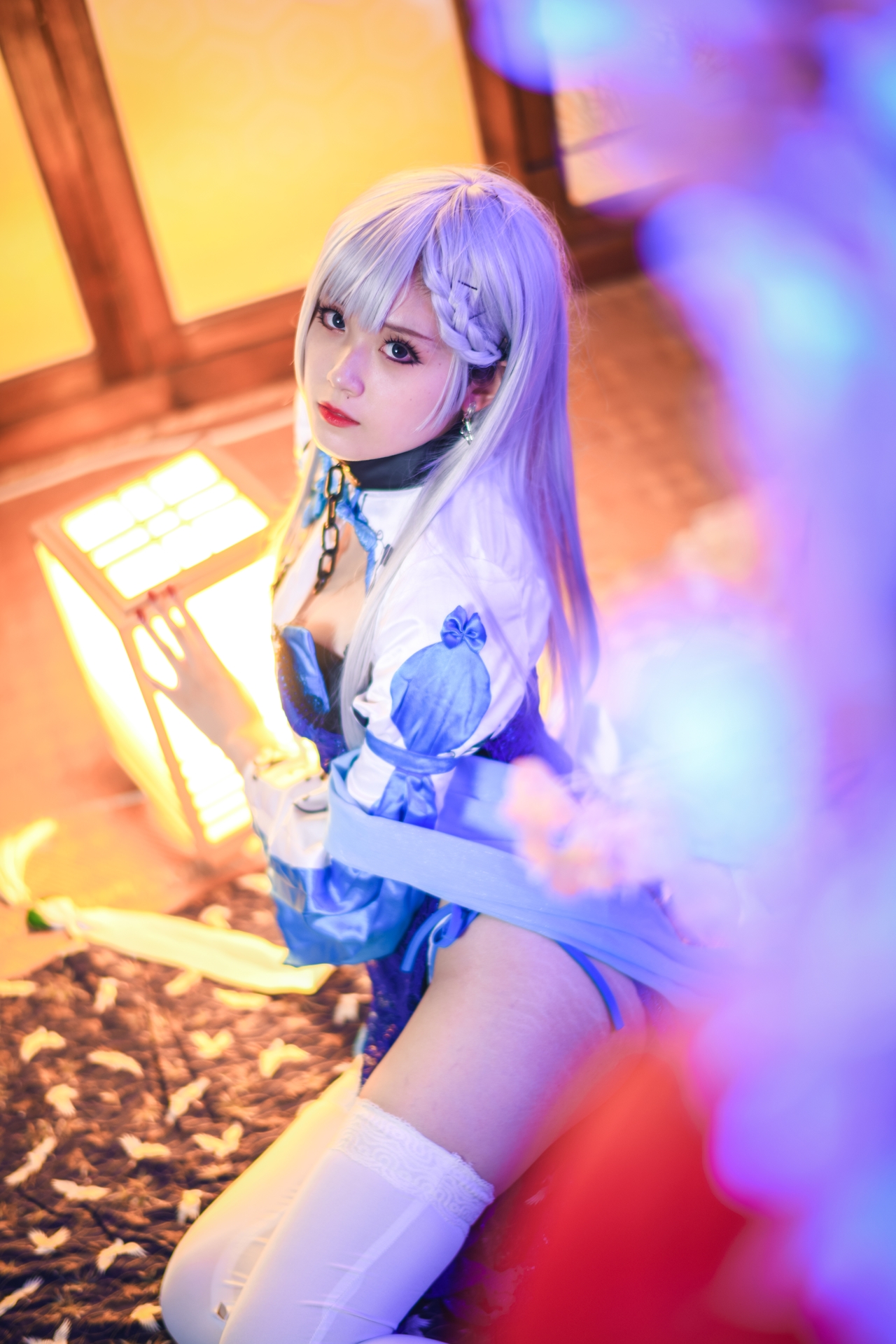 秋楚楚 唯美清新美少女贝法Cosplay白丝袜小仙女写真 气质美女古风银发蓝色旗袍白色丝袜美腿妹子图